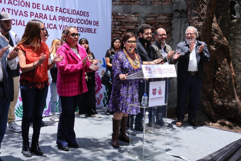 La jefa de Gobierno calificó como un gran logro el “Acuerdo de Facilidades Administrativas para la Producción de Vivienda Social Pública y/o Asequible”, porque “rompe los muros burocráticos”. FOTO: Especial