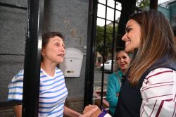 La jornada Alcaldía en tus manos llegó a la colonia Ampliación Asturias, donde la alcaldesa Alessandra Rojo de la Vega, acompañada de su equipo de directores generales, recorrió calles y visitó hogares para escuchar y atender directamente a vecinas y vecinos. FOTO: Especial