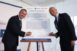 Con el objeto de fortalecer la seguridad en Cuajimalpa y la capacidad de respuesta ante emergencias, el Alcalde Carlos Orvañanos Rea y Salvador Guerrero Chiprés, Coordinador General del Centro de Comando, Control, Cómputo, Comunicaciones y Contacto Ciudadano de la Ciudad de México (C5) firmaron un convenio de colaboración. FOTOS: Especial