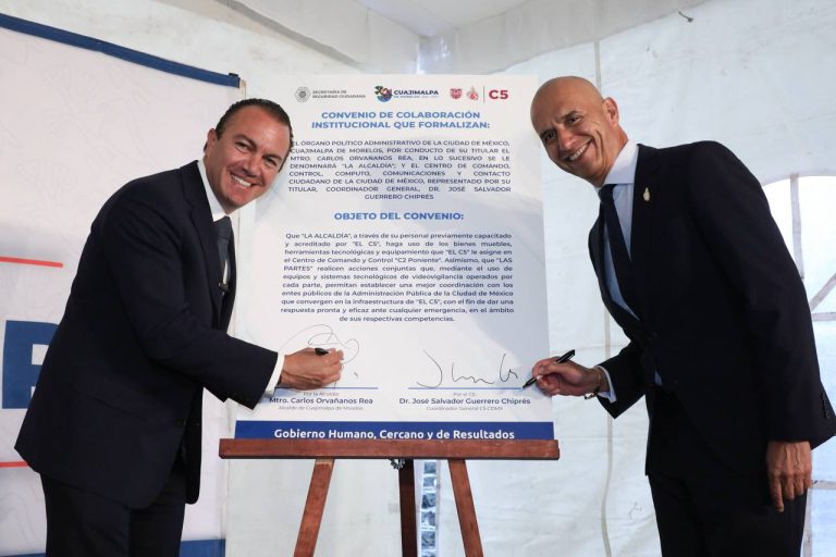 Con el objeto de fortalecer la seguridad en Cuajimalpa y la capacidad de respuesta ante emergencias, el Alcalde Carlos Orvañanos Rea y Salvador Guerrero Chiprés, Coordinador General del Centro de Comando, Control, Cómputo, Comunicaciones y Contacto Ciudadano de la Ciudad de México (C5) firmaron un convenio de colaboración. FOTOS: Especial