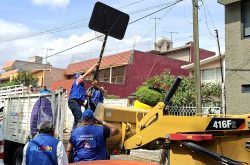 Una de las tareas permanentes que tiene la alcaldía es la recuperación del espacio público, por ello, el retiro de objetos que obstruyen la calle es un trabajo recurrente, así como el de informar a la ciudadanía que las banquetas y el arroyo vehicular deben estar libres para el tránsito vehicular o peatonal, pues el frente de las viviendas no es propiedad privada.