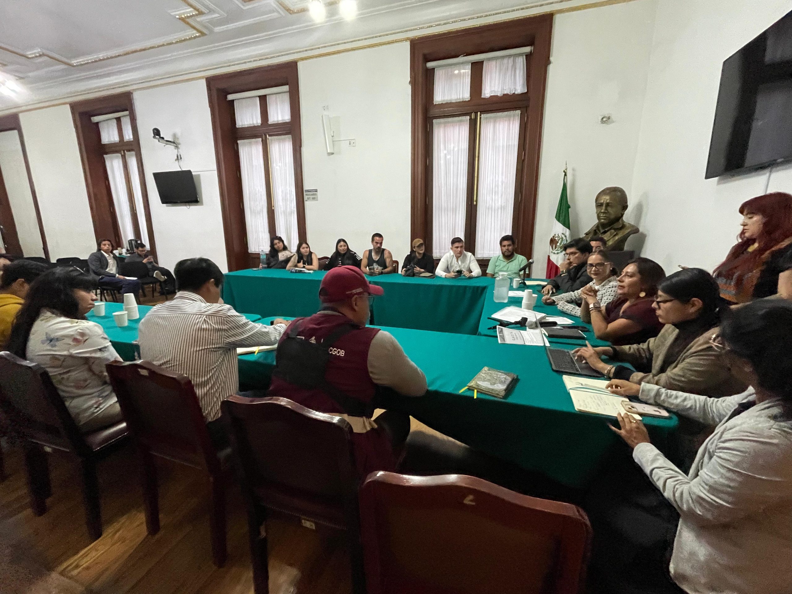 Diputados de Morena dialogan con colectivo de bicis y patines eléctricos