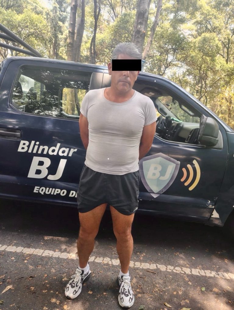 La Dirección de Seguridad Ciudadana y Prevención del Delito de la Alcaldía Benito Juárez, elementos de BlindarBJ 360• en coordinación con la Secretaría de Seguridad Ciudadana de la CDMX, vecinos y usuarias del Parque Arboledas, logró la detención de un individuo señalado por hostigar sexualmente y amenazar a mujeres y usuarios de la zona. FOTO: Alcaldía BJ