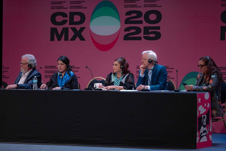 Desde el Teatro de la Ciudad de México “Esperanza Iris”, la mandataria capitalina, expresó que las acciones y proyectos deben de salir del conversatorio existente del Congreso, pues solo así se construirá una red de unidad entre naciones. FOTO: Especial