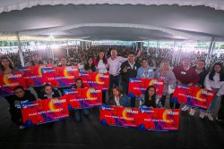Orvañanos entrega 'tarjeta madre' a jefas de familia de Cuajimalpa. FOTOS: Especial