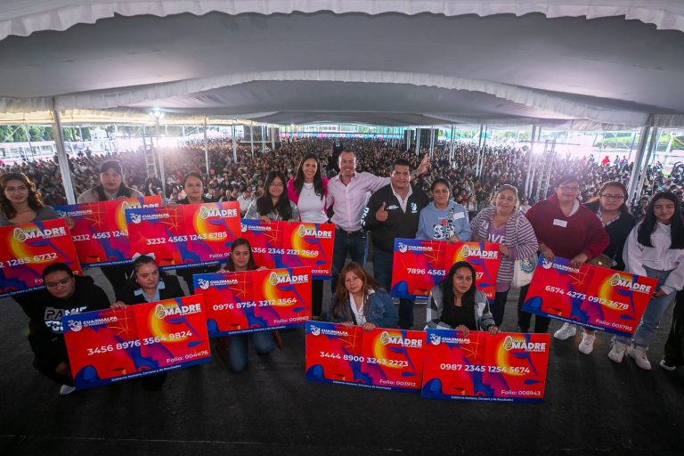 Orvañanos entrega 'tarjeta madre' a jefas de familia de Cuajimalpa. FOTOS: Especial
