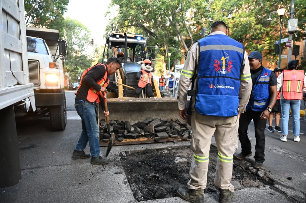 Alcaldía tapa baches y repara luminarias en colonia Juárez Alcaldía tapa baches y repara luminarias en colonia Juárez