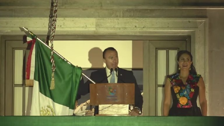 El alcalde de Cuajimalpa, Carlos Orvañanos Rea prefirió ser muy tradicional en las arengas del Grito de Independencia, ante unas 3 mil personas que se dieron cita en la explanada de la Alcaldía.