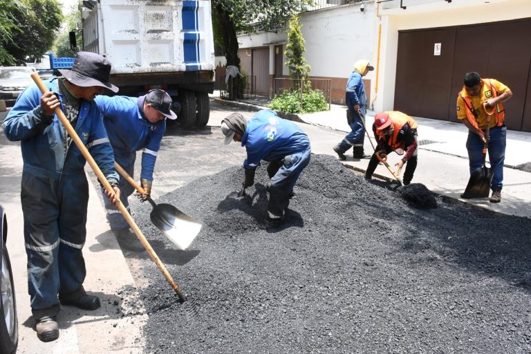 Bajo la instrucción del alcalde Luis Mendoza, la alcaldía Benito Juárez bacheó más de 48 mil metros cuadrados de carpeta asfáltica que se traducen en más de 6 mil 900 baches tapados y se continúa avanzando en su objetivo de erradicar los baches en la demarcación. FOTO: Especial