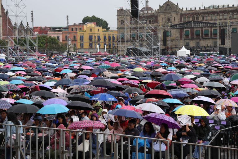 Brugada Molina explicó que Mercomuna significa mercado, comunidad y abasto, y que se trata de una medida que no sólo apoya a los hogares capitalinos, sino que genera un círculo virtuoso de consumo local. FOTO: Especial