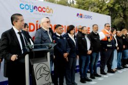 Giovani Gutiérrez encabezó la ceremonia cívica en el centro de Coyoacán, donde se depositó una ofrenda floral, se izó la bandera a media asta y se guardó un minuto de silencio con el puño derecho en alto, en memoria de quienes perdieron la vida en los sismos de 1985 y 2017. FOTOS: Especial