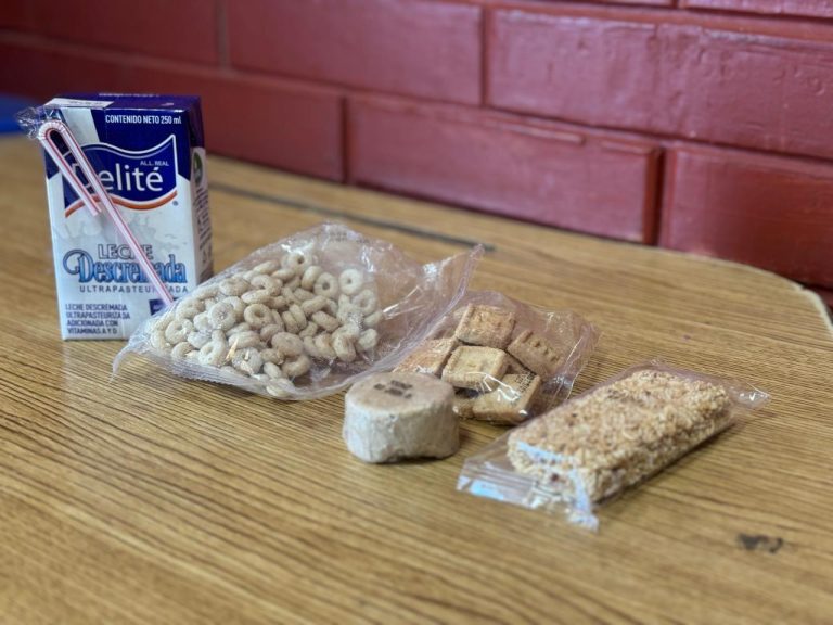 A diferencia de años anteriores, que se proporcionaba el alimento en la cuarta semana del año lectivo, en esta ocasión inicia en la semana dos del presente ciclo escolar; también, por primera vez, a cada ración alimenticia, en la modalidad fría, se le incorporará verdura deshidratada un día a la semana, a fin de enriquecer su valor nutricional. FOTO: Especial