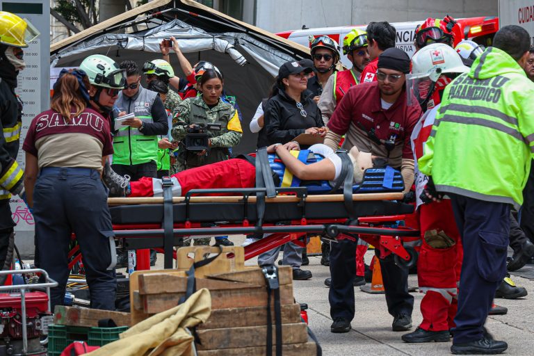 La jefa de Gobierno de la Ciudad de México, Clara Brugada Molina, encabezó la presentación del informe del Segundo Simulacro Nacional 2025, mismo que se realizó con éxito en toda la capital del país, pues contó con la participación de 8.1 millones de ciudadanos y 25 mil 354 inmuebles registrados, lo que representa cifras históricas en este tipo de ejercicios preventivos. FOTO: Especial