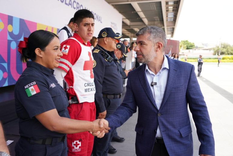 En el marco del Segundo Simulacro Nacional 2025, Mauricio Tabe, alcalde de Miguel Hidalgo, aseguró que la demarcación está preparada antes, durante y después de un sismo para restablecer en un menor tiempo el orden en las calles, ya que cuenta con un equipo capacitado para enfrentar emergencias y reducir riesgos. FOTOS: Especial