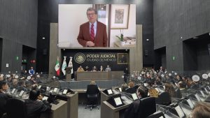 Otro que es mensaje: su gran aliado es el coordinador de los diputados federales, Ricardo Monreal, pues aunque no asistió al Informe, fue el único orador, además del magistrado. Guerra proyectó un videomensaje del legislador, en el que resalta su trayectoria, su labor, le desea suerte, pero sobre todo le ofrece todo su respaldo.